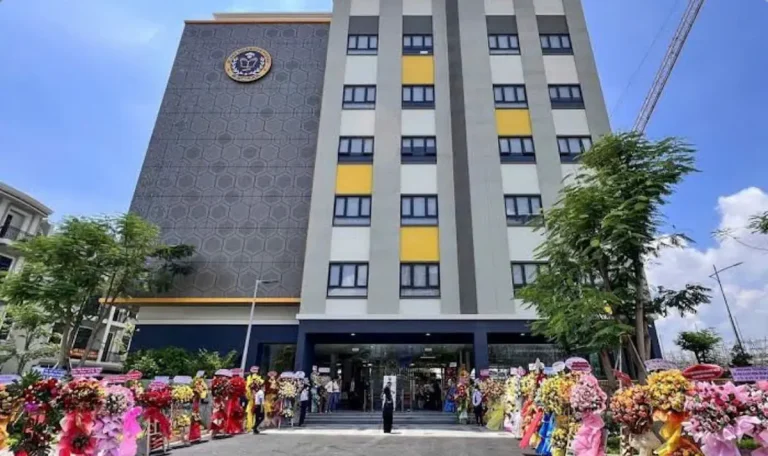 Bcons City có trường học không? CÓ – Trường liên cấp B.School ngay trong nội khu, đào tạo từ Mầm non đến THCS (THPT đang triển khai). Cư dân được ưu đãi học phí đến 70%, miễn phí đưa đón