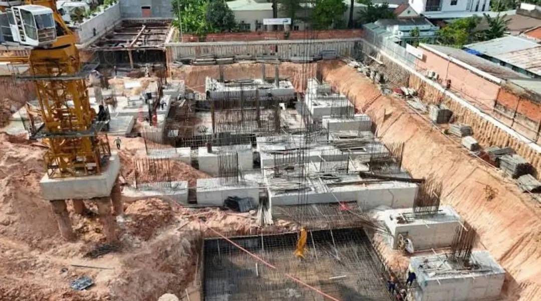 Máy móc thiết bị hiện đại vận hành tại công trường AVA Center Thuận An